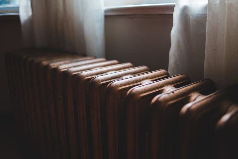 Heizkörper an einer Wand, Detailaufnahme