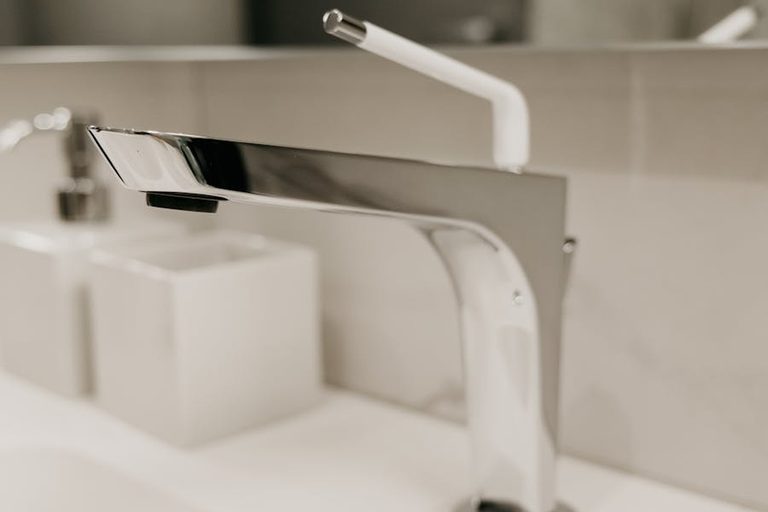 Verchromte Armatur an einem Waschbecken